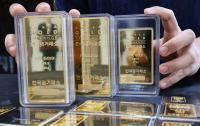 Gold Falls Despite Middle East Tensions as Yields, Dollar Climb