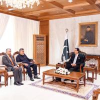Gilani discusses national issues, security situation with political, business leaders