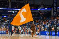 Tennessee basketball freshman sidelined with knee injury