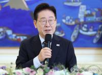 (LEAD) Lee vows to build fair, transparent society in meeting with civic activists
