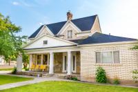 Paying $4,000 in Rent, Young High Earners in U.S. Skip Buying Homes