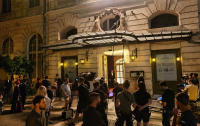 A Lady and the Budapest Night: British Series “The Portrait of a Lady” Takes Over Zrínyi Street