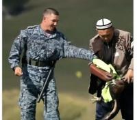 (VIDEO) Golden Eagle Attacks Police Officer At World Nomad Games In Kyrgyzstan, Tears Off Vest In Incident