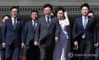 (LEAD) Lee heads to France for state visit, summit with Macron
