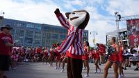 Competing Wisconsin, Notre Dame rallies take over Green Bay, Titletown