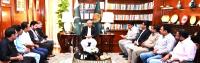 Governor vows to take up issues facing journalists with Centre