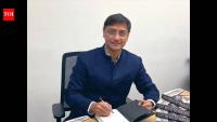 Economist Sanjeev Sanyal’s reply to a US man asking why Indians eat with their hands is winning the internet