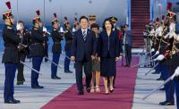 Lee Arrives in Paris for Summit With Macron