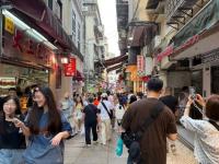 Gov sets sights on improving business conditions