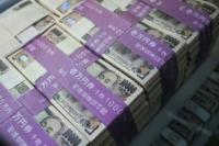 Yen extends gains as traders eye rate hike, tech rallies again