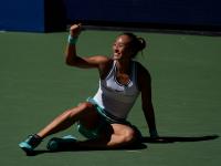 Zheng stuns in latest 5-0 comeback, while Gauff also through at US Open