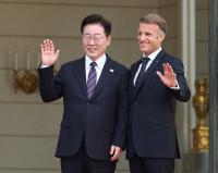 Lee Joins Korea-France Business Roundtable With Top Executives in Paris