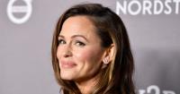 Jennifer Garner Found the Sleekest, Richest-Looking Fall Sneakers