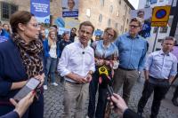 Sweden heads for tight election as right-wing bloc narrows opposition lead