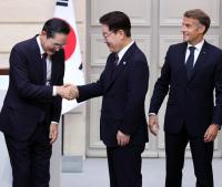 Samsung Electronics chairman to buy $1.42 billion worth of shares from mother