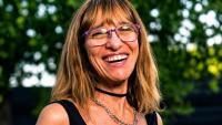 Gen-X Woman Points Out How Ridiculous Today’s Social Media Habits Would Have Looked In The 80s