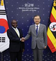 FM Cho seeks Ugandan support for Korean nuclear, AI push