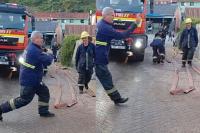 Cape Town firefighter turns cleanup into joyful street celebration – WATCH