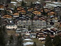Study: seasonal workers struggle with housing costs in Swiss ski resorts