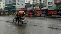 Sudden downpour disrupts morning commute in Dhaka