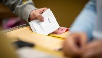 Early results have Swedish centre-left with 1-seat lead over rivals in general election