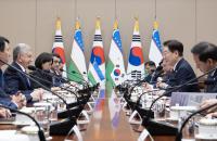 Lee, Uzbek President Vow Wider Cooperation in Minerals, AI, Defense