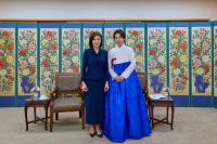 First Lady Kim Hye-kyung Tours Palace Museum With Uzbek Counterpart