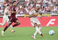 In form Malen fires Roma to Serie A summit, Inter on their heels