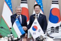 Korea, Uzbekistan Sign 13 Deals on High-Speed Rail, Defense