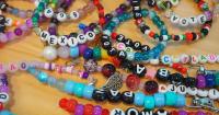 How this group's bracelets are helping raise money for immigrant families