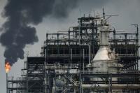 How does Aliko Dangote's oil refinery fit into his conglomerate?
