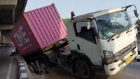 15-Ton Container Truck Gets Stuck in Cakung East Jakarta, 2 Tow Trucks Unable to Evacuate