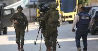 Arrest a Palestinian journalist at an Israeli checkpoint near Bethlehem