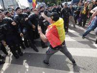 Romanian shepards and farmers clash with police