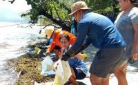 Zambales residents race to contain oil spill in protected waters