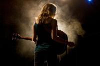 Acclaimed Country Music Star Cancels 17 Concerts After Medical Consultation