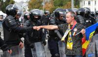 Romanian farmers clash with police at Bucharest protest