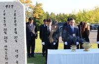 Kazakh minister pays 1st visit to grave of Korean independence fighter