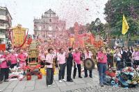 Na Tcha parade brings customs, beliefs to city centre