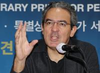 Colombian Novelist Vasquez Seeks Answers to Conflict Through Fiction