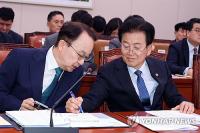 Gov't not to sue N. Korea for damage to S. Korean-owned property: unification minister