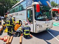 Bus hits Singaporean tourist on Taichung crosswalk