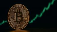 Maxine Waters urges Congress to delay crypto laws amid presidential profits