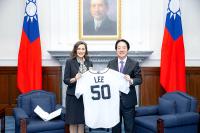 Lai meets with Michigan governor for drone coopreation