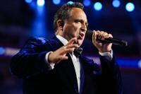 ‘America’s tenor’ to sing national anthem at LI high school, his alma mater