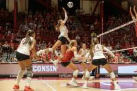 Wisconsin volleyball goes 1-1 in Texas