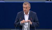 Polish MEP tears up Bandera and Shukhevych portraits in European Parliament
