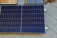 Solar owner seeks 'anti-glare' fix after wall-mounted panels spark neighbor complaints