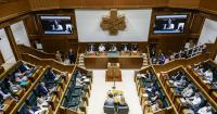 The PNV warns of an excess of educational digitalization and EH Bildu labels the Basque Government as reactive