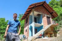 TikToker Buys a House Worth €5,000 in Croatia: Earning €130,000 in the US, but Living like a Homeless Person